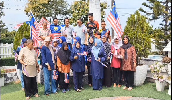 Tradisi menghias Jalur Gemilang sepanjang bulan kemerdekaan